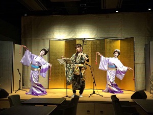 二胡の生演奏にて日本舞踊
